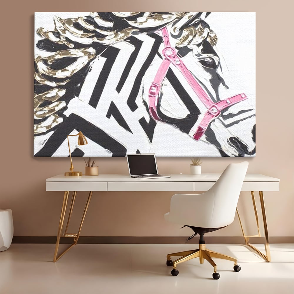 Tablou canvas cu tablou canvas cu cap de armasar, fara rama, pe sasiu de lemn, pe perete intr-un birou
